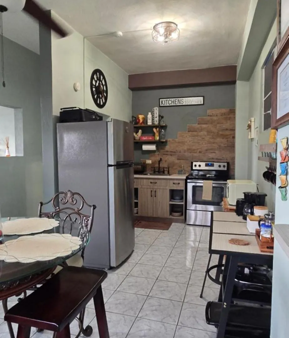 Holiday home Kassa Wista Azzul: Dual-Level Apartment with Optional Pool Access Hormigueros