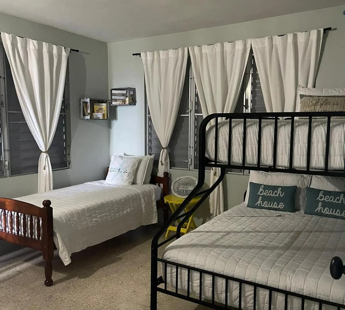 Kassa Wista Azzul: Dual-Level Apartment with Optional Pool Access Hormigueros